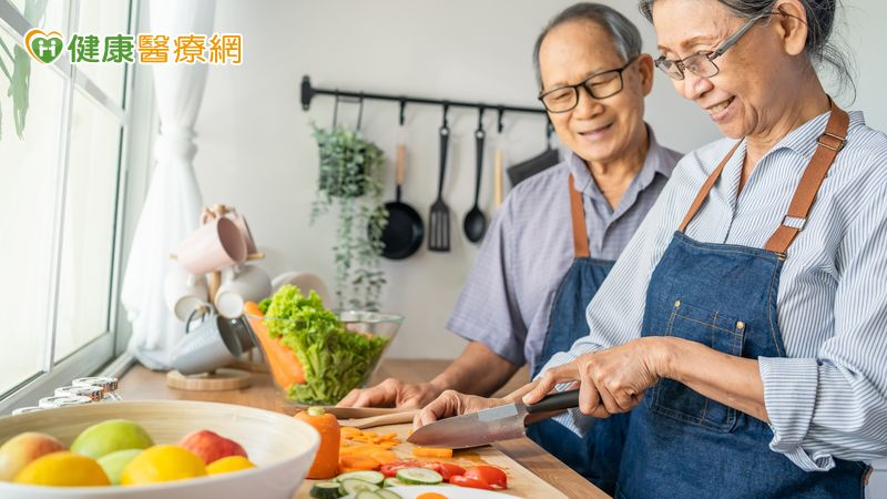 下廚做飯與失智症風險降低有關?專家:烹飪過程眉角多 助大腦保持靈活