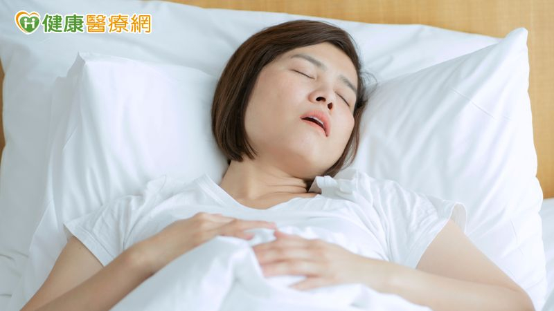 45歲女睡覺打鼾聲大到嚇人 竟是「舌根肥厚」惹禍 