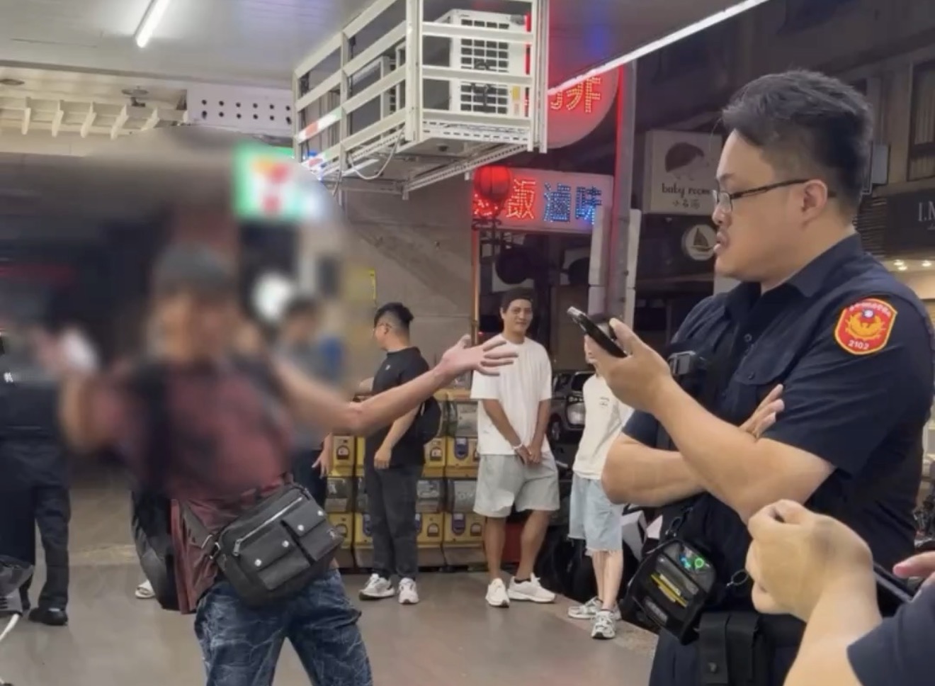 疑尾隨女子遭店家制止　台中男子情緒失控遭警壓制帶回