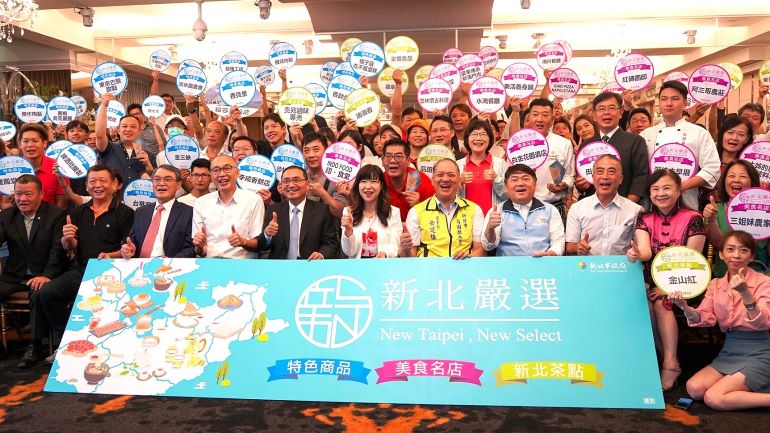2026新北嚴選網路票選起跑 投票挺在地品牌抽iPhone 17e 19 《圖說》新北市府每2年舉辦伴手禮徵選活動,挖掘具潛力的在地品牌,並導入行銷資源協助業者拓展市場,前排中為經發局長盛筱蓉。〈經發局提供〉
