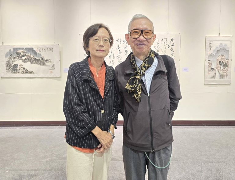 《圖說》香港藝術家何子（右）與夫人趙海量來台舉辦首次個展，受到書畫界的高度重視。〈主辦單位提供〉
