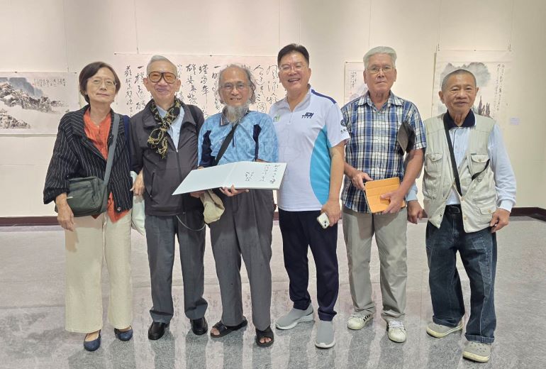 《圖說》藝術家何子（左二）的臺灣首展，他在臺灣的藝術界熟識朋友郭文夫教授的安排下（左三）與多位好友一起到展場道賀。〈主辦單位提供〉
