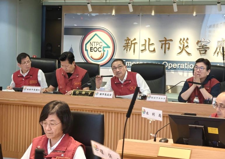 巴威逼近風雨升級 侯:18時前完成易致災地區疏散整備 17 《圖說》侯友宜市長上午主持第二次防颱工作會報,全面檢視各單位整備情形,左一消防局長陳崇岳。〈消防局提供〉