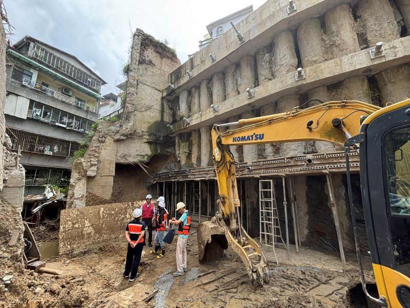 《圖說》養工處採排樁、預力地錨、坡面加固及排水改善等工法，持續進行搶災工程。〈工務局提供〉