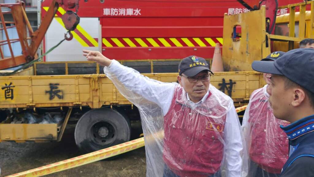 ▲侯友宜市長（左一）視察烏來區公所搶災機具預置情形與防颱整備工作。