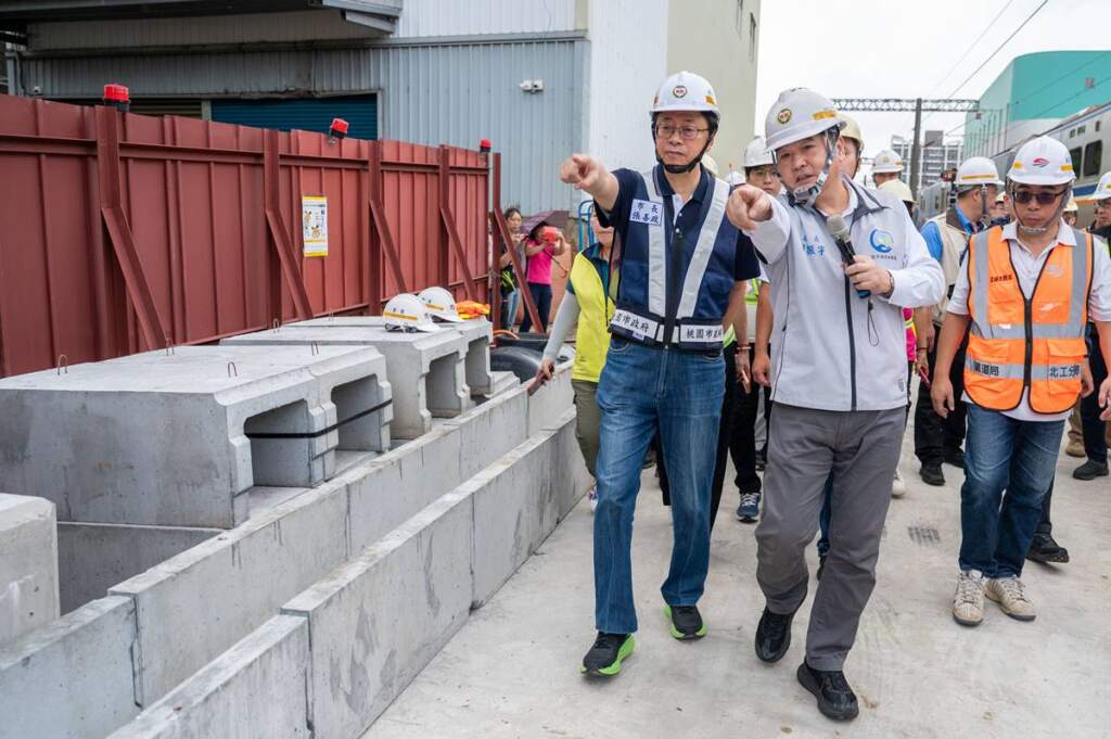 ▲水務局劉局長向市長說明相關防颱整備情形