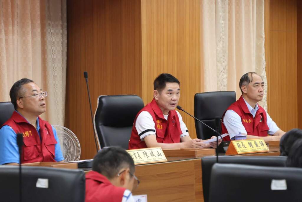 ▲苗栗縣颱風災害應變中心一級開設,苗栗縣長鍾東錦主持防颱工作會議。