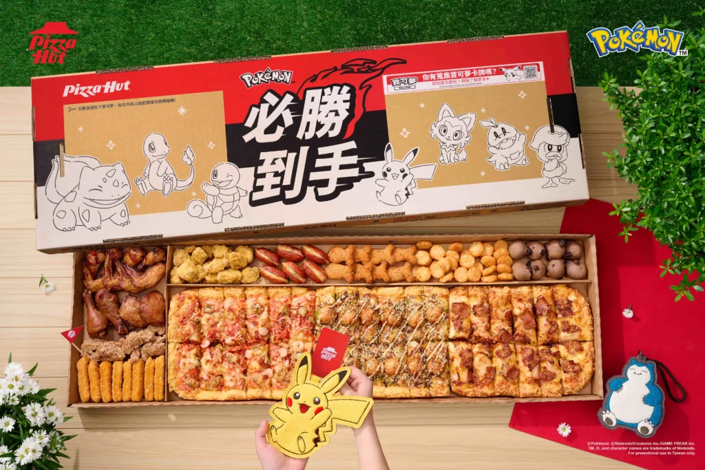 購買必勝客的派對神器「一公尺派對盒」,就能以超值加購價518 元,將質感、萌度都爆表的「寶可夢證件套組(卡比獸+皮卡丘款)」帶回家