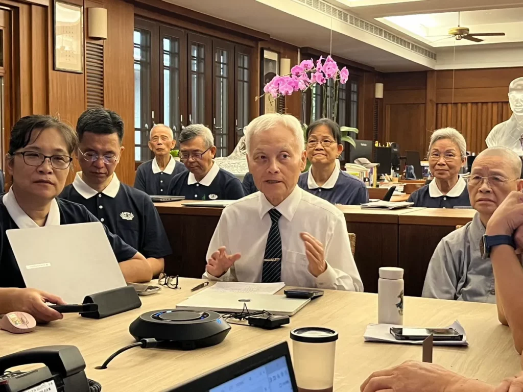 除了後勤物資與機構整備，慈濟最核心的「社區慈善網絡」更早已深入鄰里。花蓮靜思精舍防災應變中心由慈濟基金會副執行長張宗義主持。