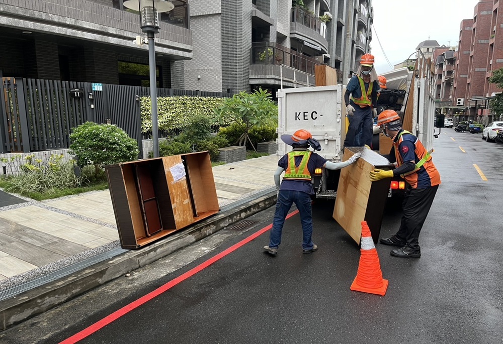 巴威影響加劇 新北今垃圾停收環保局籲勿堆放路邊 236 248260710a01