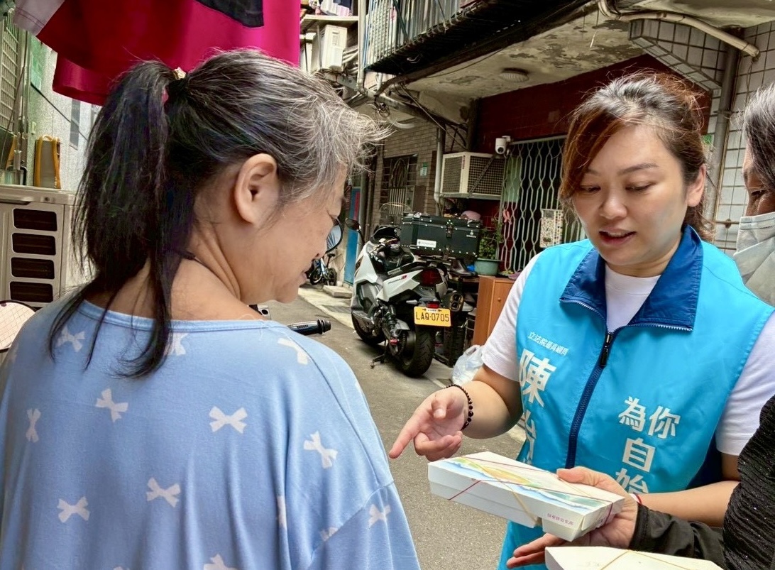 風雨無情人有情!陳怡潔訪獨居長輩 逐戶遞送暖心防颱物資 244 風雨無情人有情!陳怡潔訪獨居長輩 逐戶遞送暖心防颱物資 243