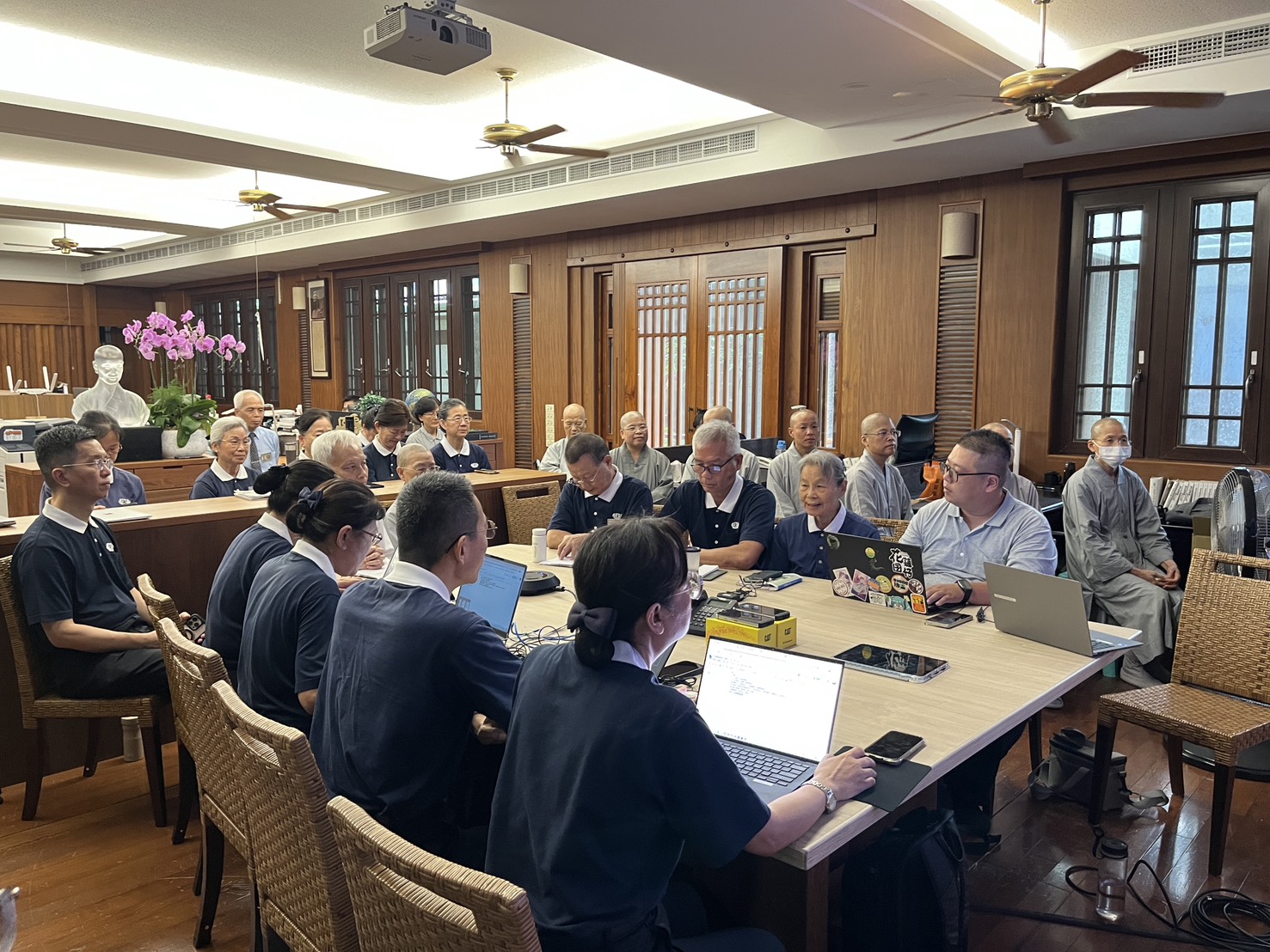 關心巴威颱風來襲 慈濟證嚴法師主持全台連線防災會議 244 關心巴威颱風來襲 慈濟證嚴法師主持全台連線防災會議 243