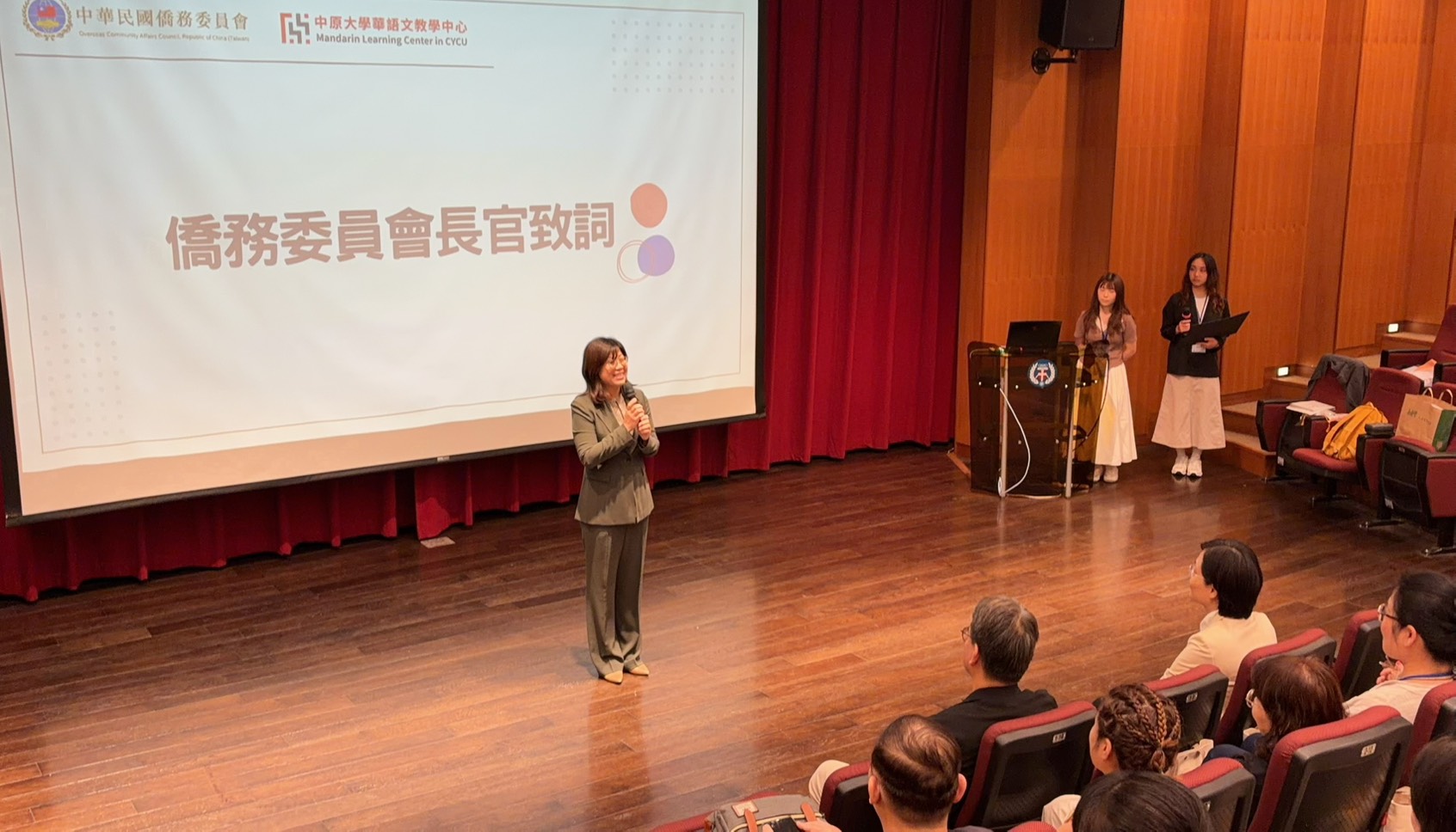 01 僑務委員會僑教處林季蓉處長致詞勉勵。