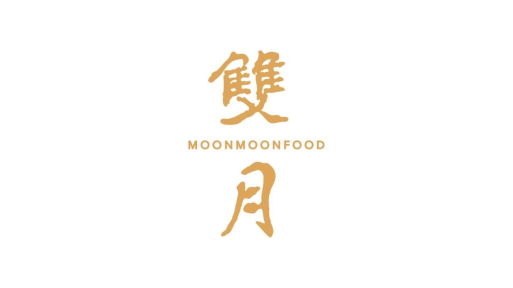 雙月食品社以深紅色調搭配金色品牌識別,展現台式餐飲底蘊,並以「華人養生湯品第一品牌」傳達品牌定位。(圖/雙月提供)