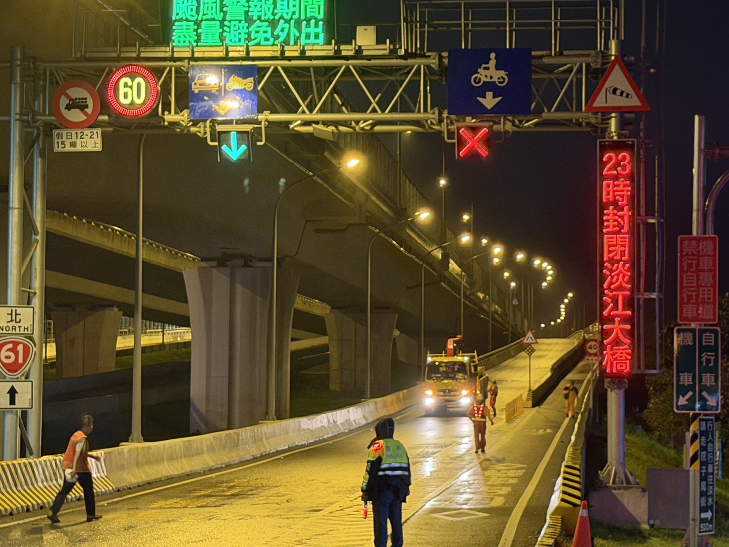 淡江大橋機車道已於本日20時封閉。(圖／記者李健興 翻攝）