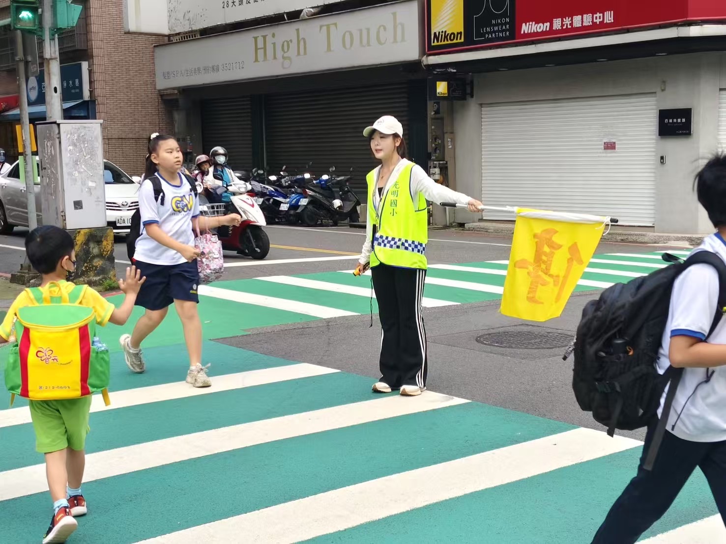 實際行動守護光明國小學童上下學安全,於上學時段協助孩童安全通過路口,並提醒往來車輛減速慢行。她表示,孩子的安全是社區共同的責任,希望透過日常的陪伴與守護,為孩子打造更加安心、安全的通學環境。(圖/謝巧築提供)