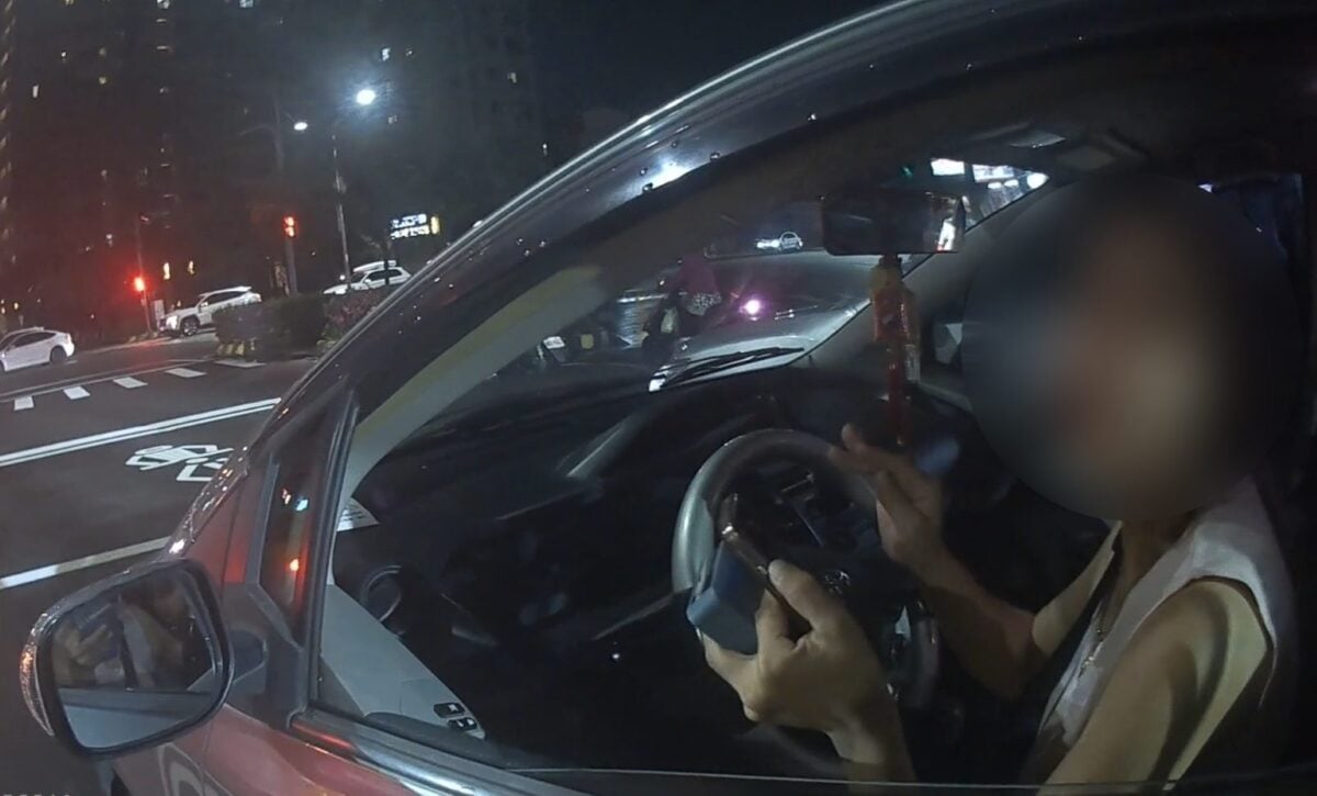 ▲女子停等紅燈時車輛突然熄火,讓她一時不知所措。