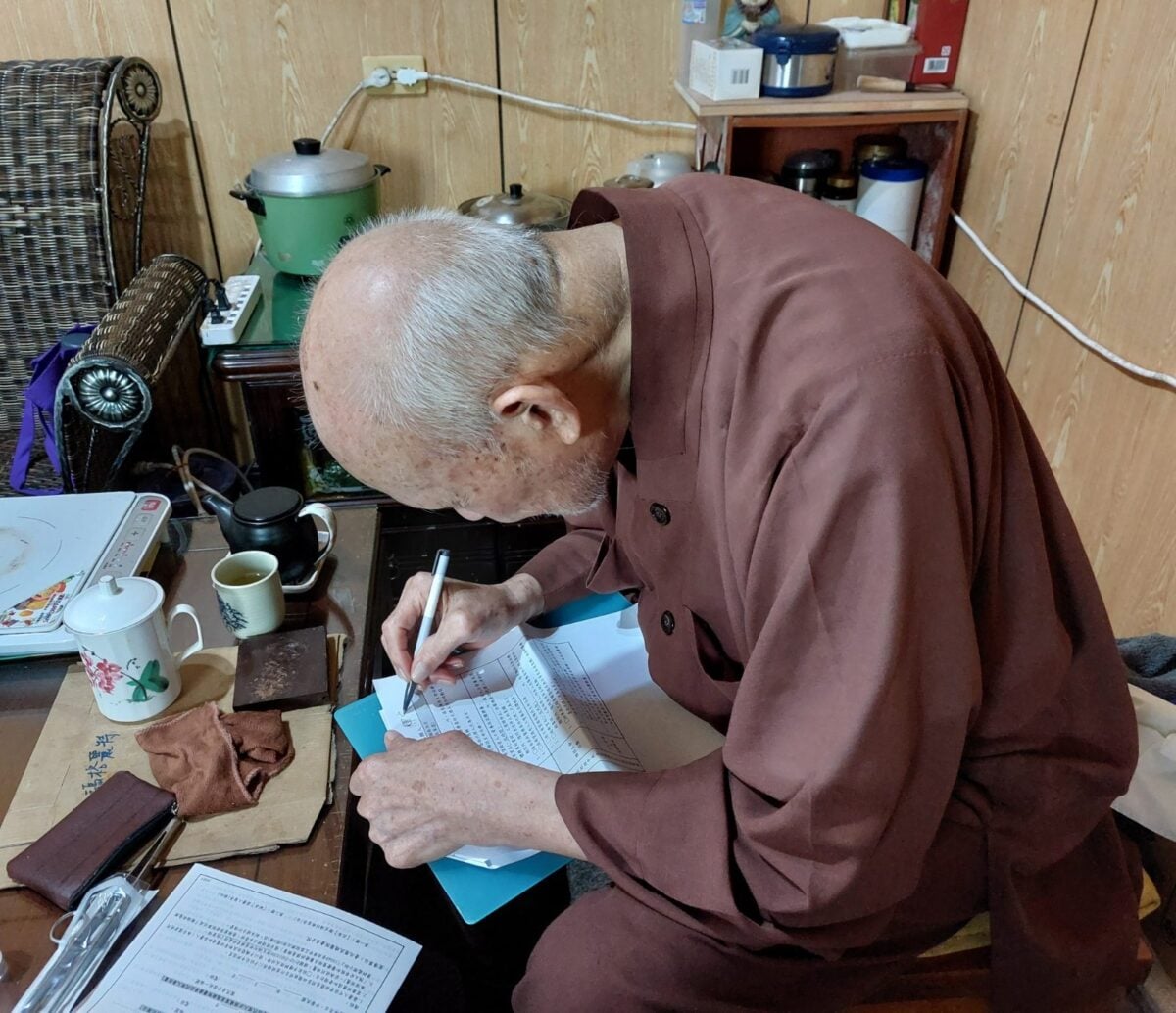 ▲釋宏悟師父認真親自簽署預立醫療決定(Advance Decision, AD)