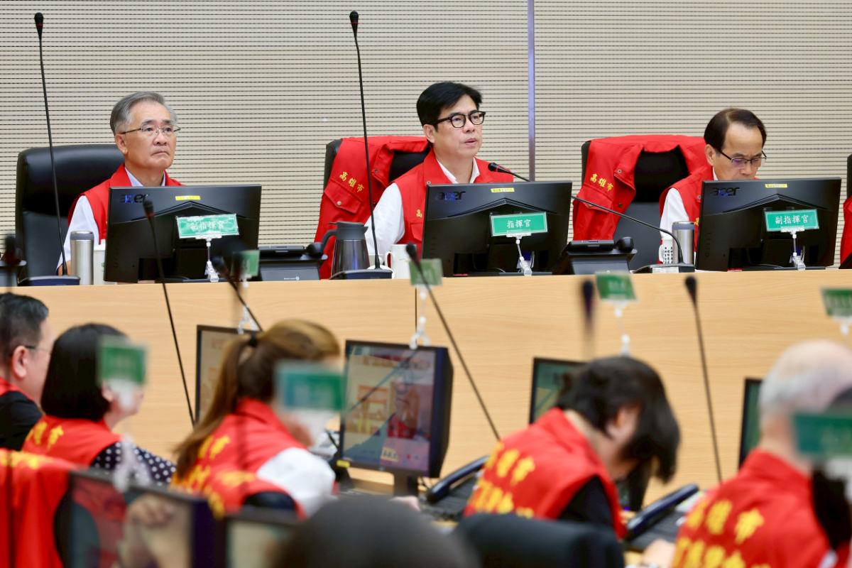 ▲巴威颱風襲台，陳其邁率領市府團隊坐鎮災害應變中心，並與山區區公所視訊連線，掌握各地防颱整備工作，預料沿海山區風雨將逐步轉強，呼籲民眾隨時注意颱風動向，避免前往山區沿海從事戶外活動。
