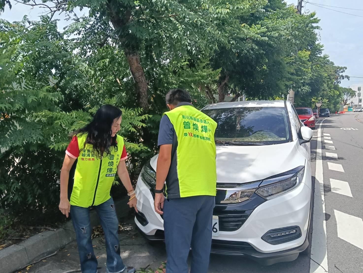 風雨未大先出事！巴威襲彰化　樹倒砸車、轎車撞斷路燈