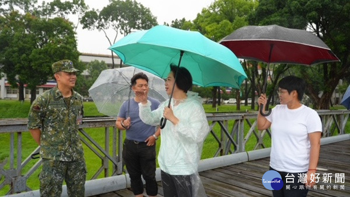 何欣純看滯洪池。林重鎣攝