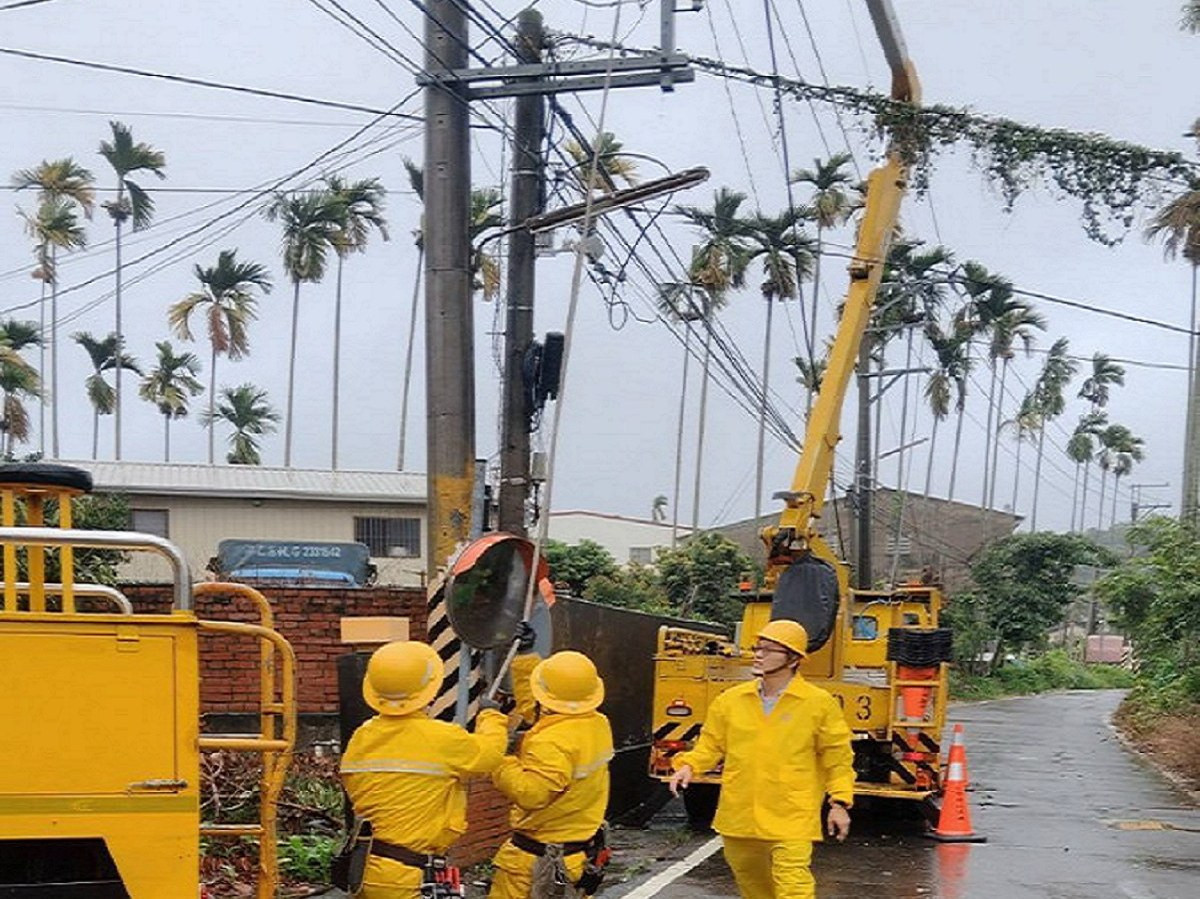 台電出動人員搶修中。（台電南投區處提供）