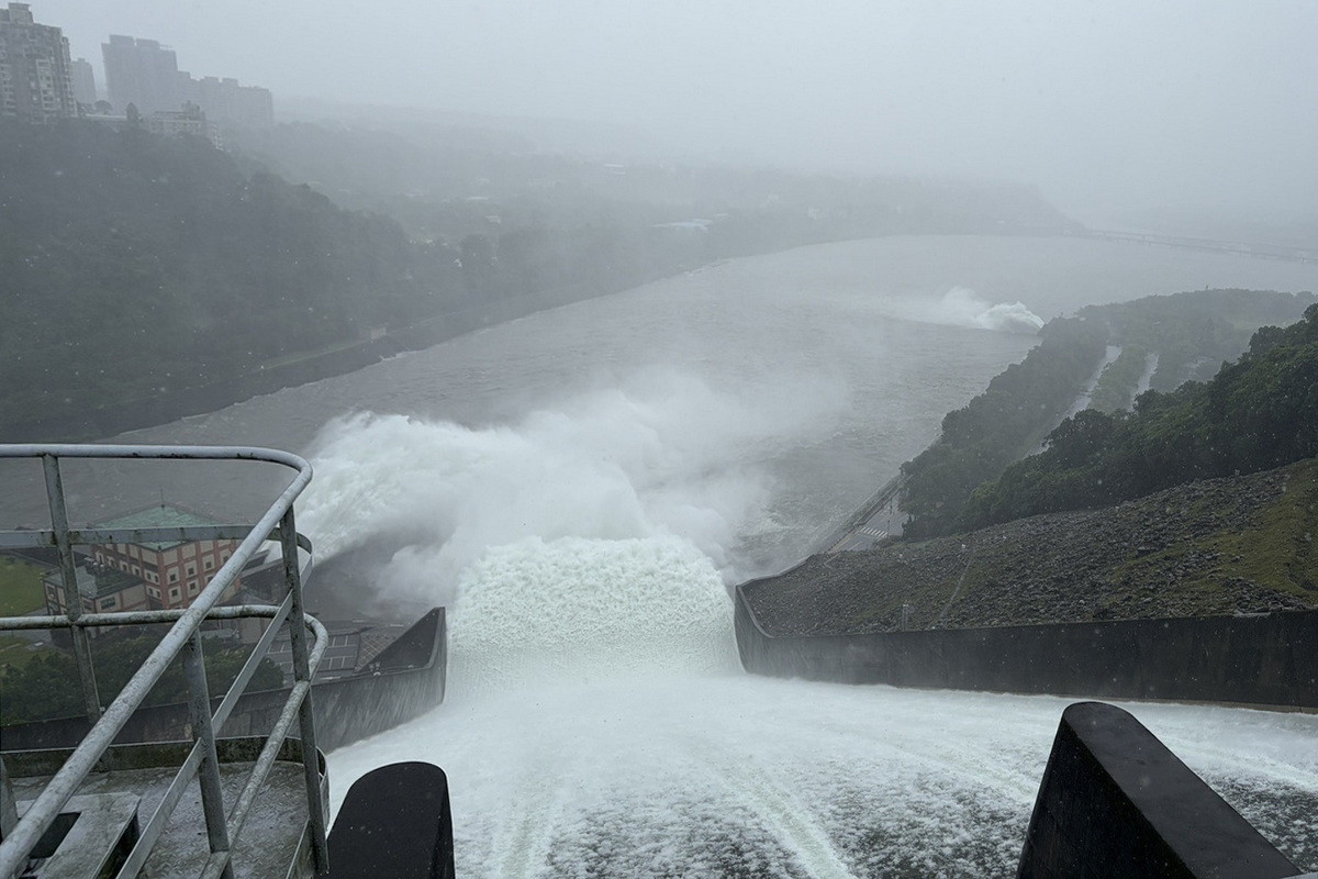 巴威颱風豪雨襲石門水庫,北水分署依即時水情滾動調整水庫操作,透過溢洪道、排砂與排洪隧道及電廠等設施進行洩洪。