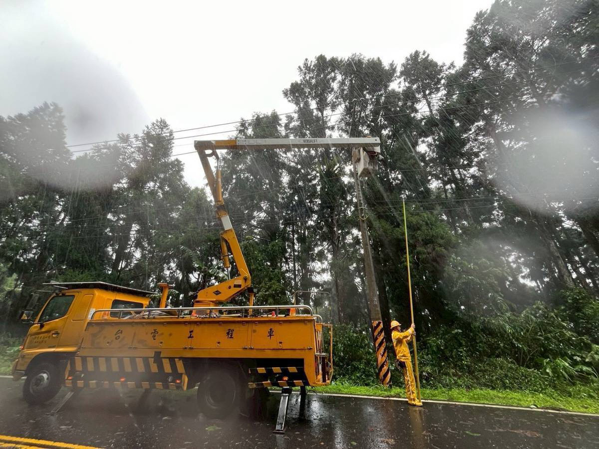台電人員在竹山鹿谷山區搶修。（台電南投區處提供）