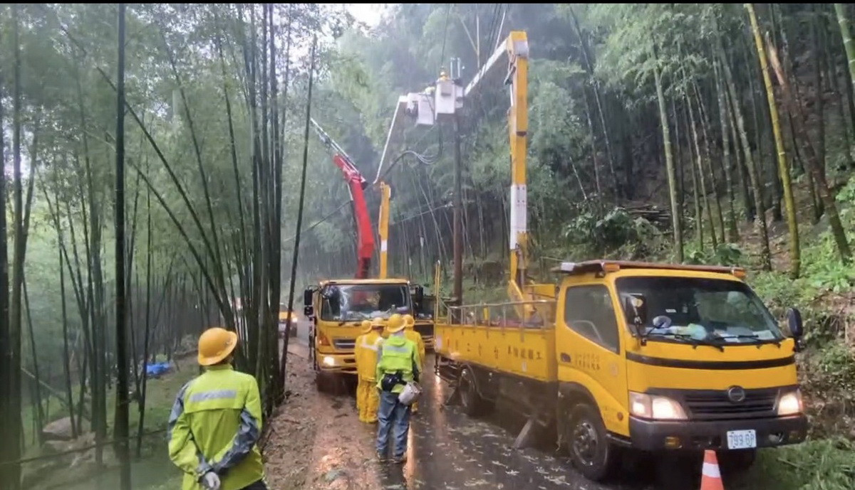 鹿谷羊彎搶修。（ 台電南投區處提供）