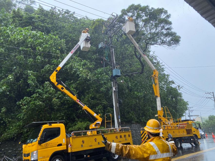 巴威釀8千戶停電 台電北西區處動員百人搶修已復電7千戶 46 《圖說》北西區處工程人員更換遭樹木碰觸損害之設備,積極槍修恢復電力供應。〈台電北西區處提供〉