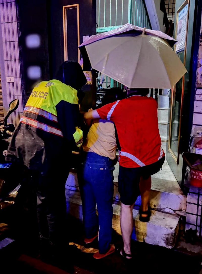 老婦巴威颱風夜街頭迷途 永和警即時援助護送返家 31 《圖說》永和警護送老婦返家,並親自交由家屬照顧。〈永和分局提供〉