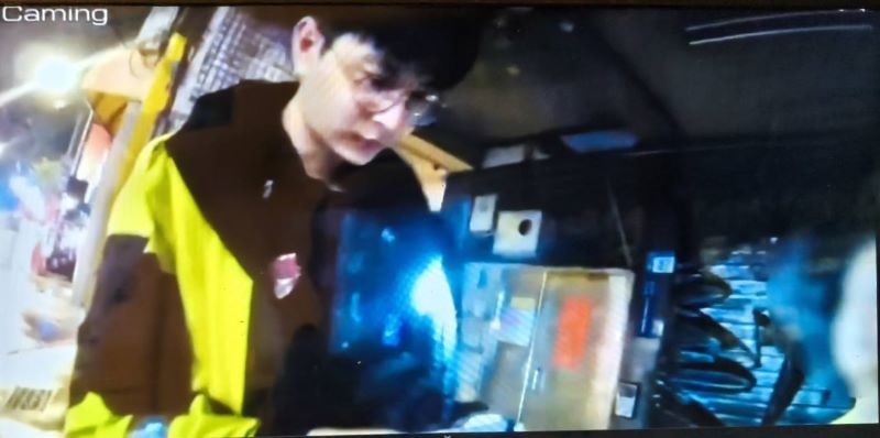 老婦巴威颱風夜街頭迷途 永和警即時援助護送返家 32 《圖說》員警透過詢問相關資訊及警政系統查詢身分。〈永和分局提供〉