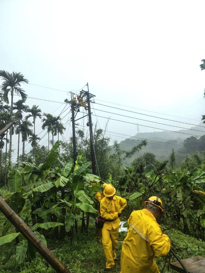 巴威重創供電 基北1.6萬戶停電 台電:9成已復電、山區持續搶修 27 《圖說》強風橫掃部分偏遠地區電桿傾倒,搶修人員一度無法進入,增加修復難度。〈基隆區處提供〉