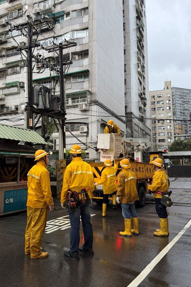 《圖說》台北市區今日凌晨停電事故，台電同仁登桿搶修情形。〈台北市區處提供〉