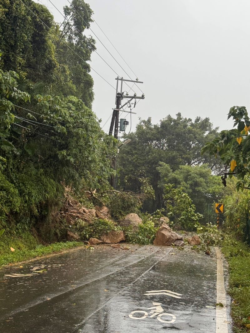 台電北西區處災損完成95%復電 三峽700戶待道路搶通 27 《圖說》因落石阻擋致車輛無法進入搶修。〈北西區處提供〉