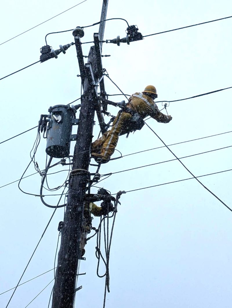 台電北西區處災損完成95%復電 三峽700戶待道路搶通 28 《圖說》北西區處工程人員於電桿上進行搶修作業。〈北西區處提供〉