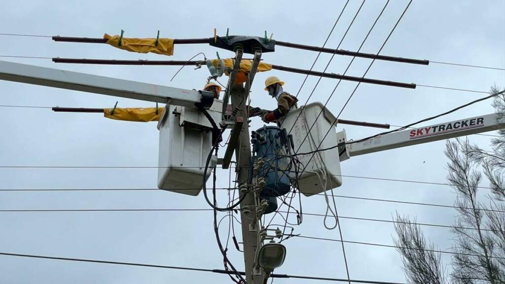 ▲巴威颱風襲彰化釀8713戶停電，台電搶修逾9成復電剩763戶停電，主要集中於芬園鄉、員林市及田中鎮部分區域，台電正持續投入人力與機具全力搶修。（圖／記者林明佑翻攝）