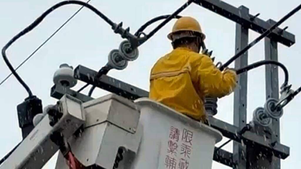 ▲巴威颱風發威彰化恢復1萬4584停電戶，台電投入203人搶修復電作業。（圖／台電彰化區處提供）