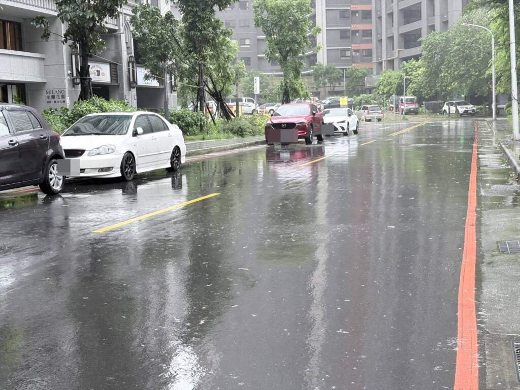 ▲全市紅黃線明日仍開放停車。