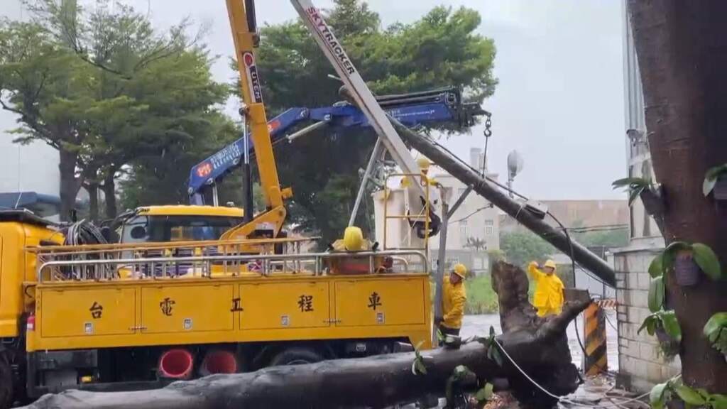 ▲受中颱巴威帶來強風豪雨影響，彰化縣溪湖鎮今日發生樹木倒塌壓損電力設備事故，造成溪湖鎮興業路26號附近低壓桿線及用戶自備桿線遭倒樹壓斷，鄰近6戶一度停電。（圖／記者林明佑翻攝）