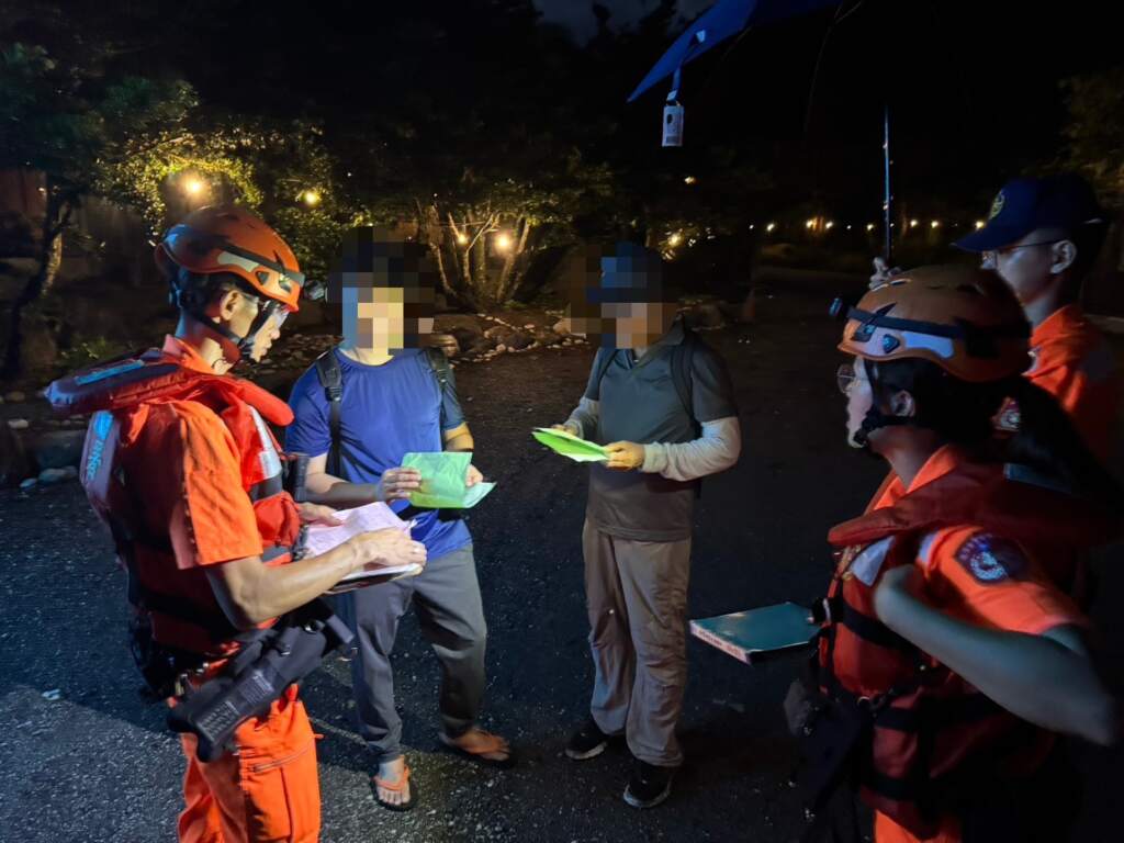∆經查該2名民眾未持有通行證件，仍進入花蓮縣政府公告劃定之警戒區域，明顯違反「災害防救法」相關規定，海巡署人員依法開立舉發單，後續函送花蓮縣政府依法裁罰。（圖／海巡署東部分署第一二岸巡隊提供）