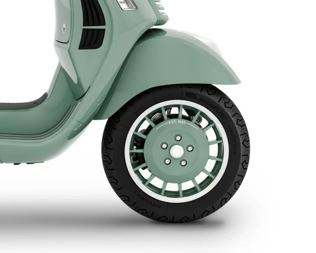 Vespa GTS 80 周年特仕版配備前後碟煞與雙通道 ABS