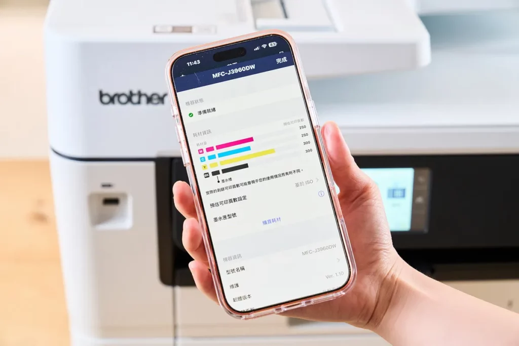 透過手機 App 直覺操作,隨時掌控耗材狀況與列印工作;可透過App進行機器維護也可直接下單採購耗材。