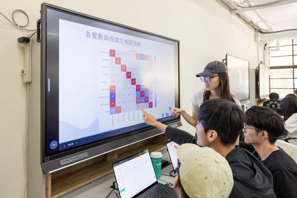 AI NB教室依據AI課程需求,規劃多組協作討論區,搭配ViewSonic ViewBoard互動顯示器,支援學生分組討論、師生共同協作及即時成果分享,營造更具互動性的AI學習環境。