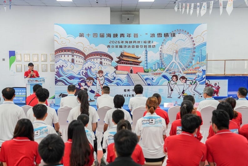 ▲7月10日,第十四屆海峽青年薈·「冰雪情緣」2026年海峽兩岸(福建)青少年陸地冰壺夏令營在福州馬尾正式開營。