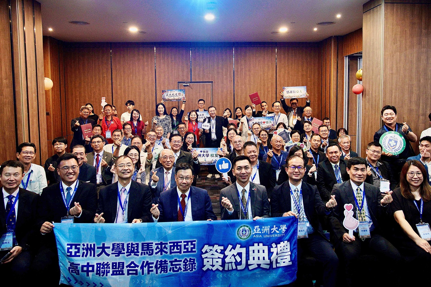 亞大與馬來西亞26所獨中校長完成合作協議簽署合影留念,規模為歷年之最。(圖/亞洲大學提供)
