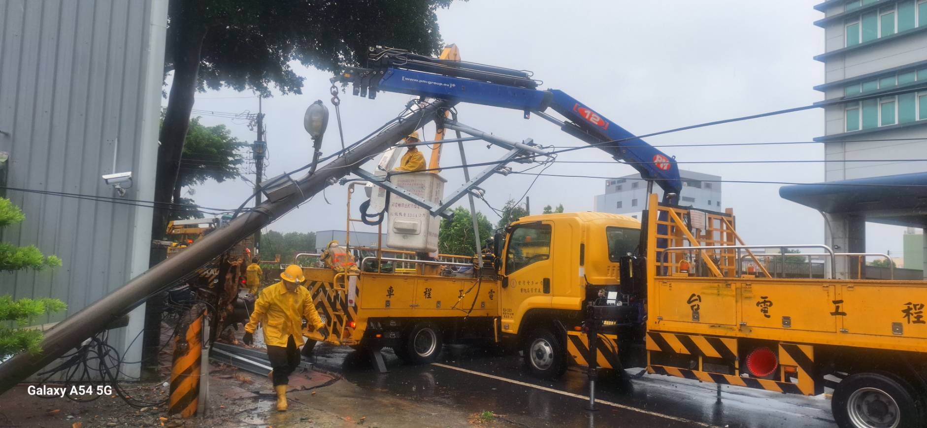 巴威風雨橫掃彰化!路樹砸車、老屋火警接連傳災情 - https://www.watchmedia01.com
