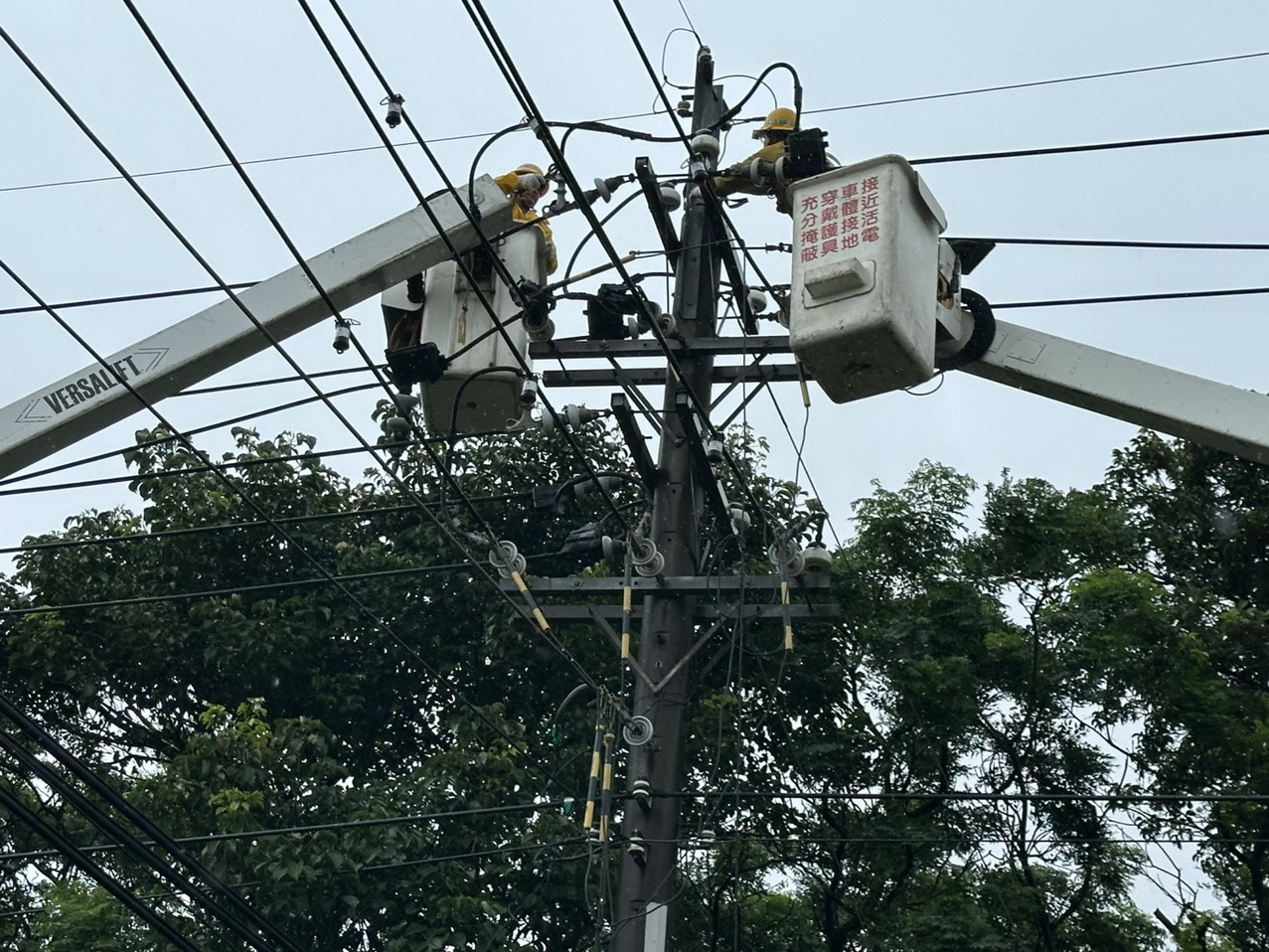巴威颱風侵台 台電桃園區處動員搶修 逾3.8萬戶快速復電 