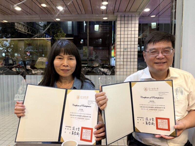 圖文:歐思佛生技創辦人陳耀寬教授/ 董事長邱惠敏 獲頒台北醫學大學SA人員結訓證書。