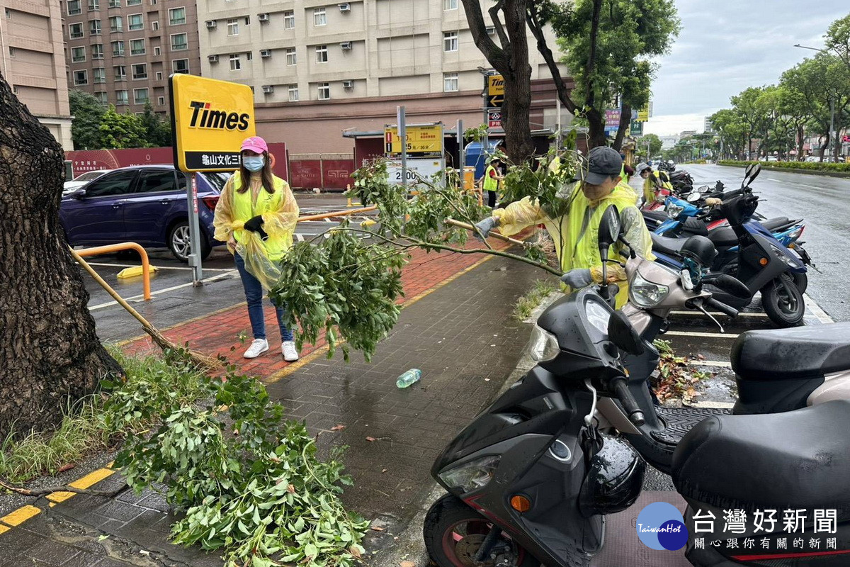 「巴威」颱風過境,桃園環保局總動員清理災後環境恢復市容。